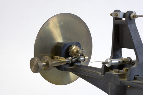 Système de réglage à l'arrière de la platine verticale. © Région Bourgogne-Franche-Comté, Inventaire du patrimoine