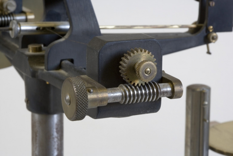 Dispositif de tension du fil, à l'opposé de la platine verticale. © Région Bourgogne-Franche-Comté, Inventaire du patrimoine