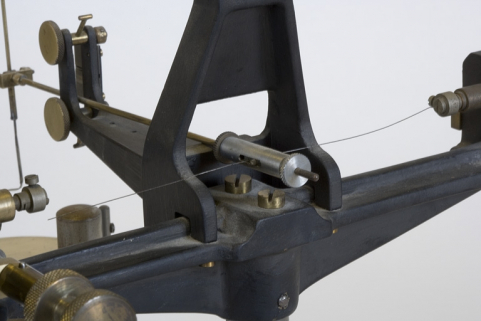 Fil d'acier et extrémité du bras inférieur du parallélogramme déformable. © Région Bourgogne-Franche-Comté, Inventaire du patrimoine