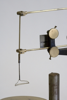 Dispositif de préhension et extrémité du parallélogramme déformable. © Région Bourgogne-Franche-Comté, Inventaire du patrimoine