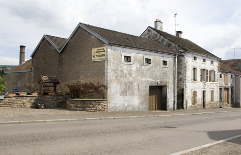 Atelier de fabrication et chai au premier plan, logement au second plan. © Région Bourgogne-Franche-Comté, Inventaire du patrimoine