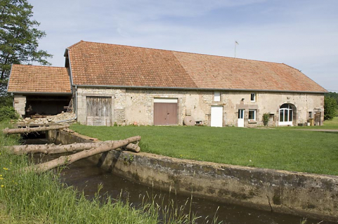 Bief d'amenée et façade antérieure. © Région Bourgogne-Franche-Comté, Inventaire du patrimoine