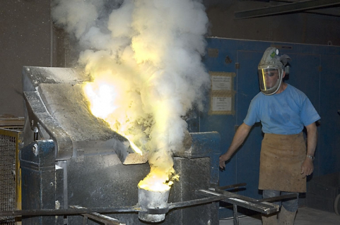 Bascule du four pour le second remplissage de la poche. © Région Bourgogne-Franche-Comté, Inventaire du patrimoine