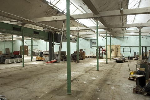 Atelier de fabrication de l'ancienne filature. Travées délimitées par des colonnes de fonte et couvertes de sheds. © Région Bourgogne-Franche-Comté, Inventaire du patrimoine