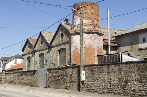 Salle des machines et base de la cheminée vues de trois quarts. © Région Bourgogne-Franche-Comté, Inventaire du patrimoine