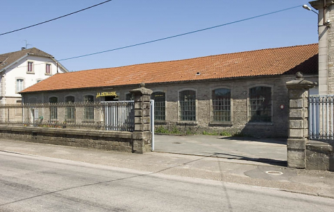 Cour et bâtiment nord en rez-de-chaussée. © Région Bourgogne-Franche-Comté, Inventaire du patrimoine
