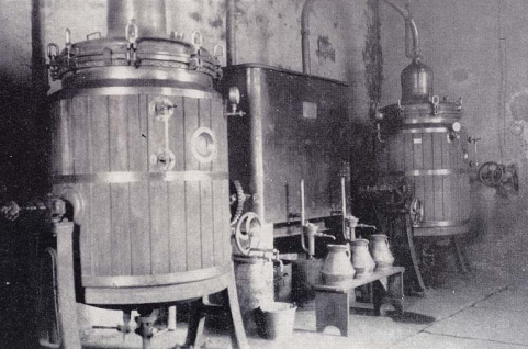 Atelier de distillation. Les alambics. © Région Bourgogne-Franche-Comté, Inventaire du patrimoine