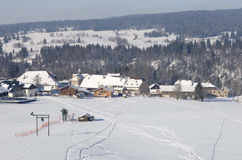 Vue du hameau d'Entre-les-Fourgs et du téléeski depuis la côte Marguiron. © Région Bourgogne-Franche-Comté, Inventaire du patrimoine