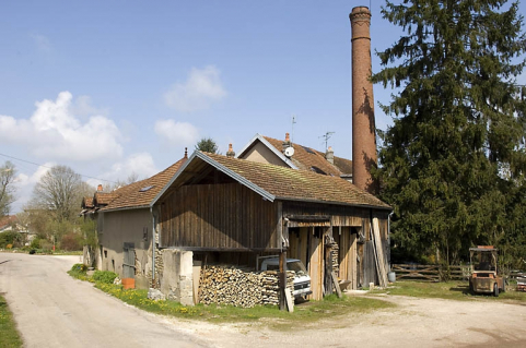 Atelier et cheminée de la scierie depuis le sud (cadrage horizontal). © Région Bourgogne-Franche-Comté, Inventaire du patrimoine