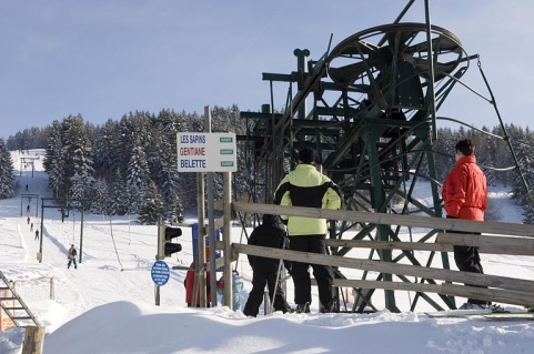 Le grand téleski d'Entre-les-Fourgs en direction de la forêt. © Région Bourgogne-Franche-Comté, Inventaire du patrimoine