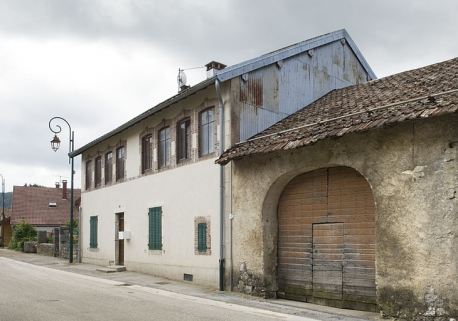 Vue de trois quart droit du côté de la rue du Faubourg. © Région Bourgogne-Franche-Comté, Inventaire du patrimoine