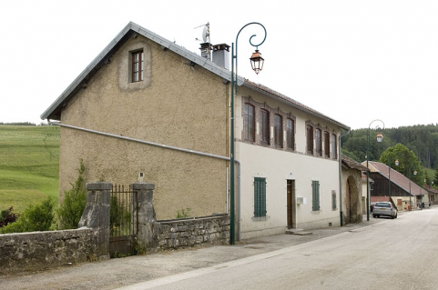 Façade antéreiure et façade latérale gauche, côté rue du Faubourg. © Région Bourgogne-Franche-Comté, Inventaire du patrimoine