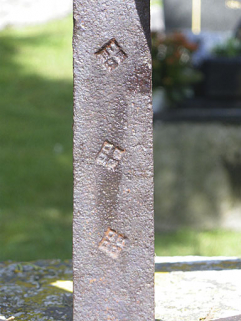 Détail : revers de la croix, marques de fabricant non identifiées. © Région Bourgogne-Franche-Comté, Inventaire du patrimoine