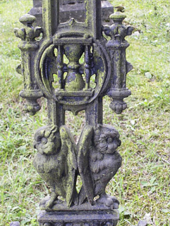 Détail : le décor à la base de la croix. © Région Bourgogne-Franche-Comté, Inventaire du patrimoine