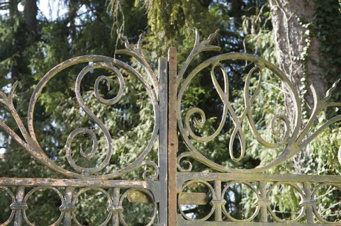 Monogramme de la grille d'entrée. © Région Bourgogne-Franche-Comté, Inventaire du patrimoine