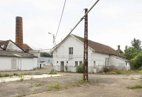 Cheminée et garage à camions. © Région Bourgogne-Franche-Comté, Inventaire du patrimoine