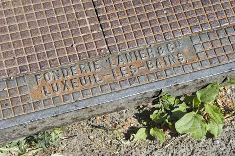 Plaque de voirie en fonte. Détail (commune de Fougerolles). © Région Bourgogne-Franche-Comté, Inventaire du patrimoine
