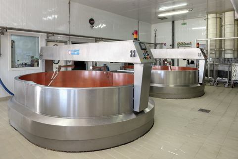 Atelier de fabrication : deux des trois cuves. © Région Bourgogne-Franche-Comté, Inventaire du patrimoine