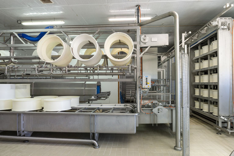 Atelier de fabrication : installations de soutirage et moulage à gauche, de pressage à droite. © Région Bourgogne-Franche-Comté, Inventaire du patrimoine