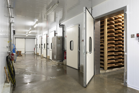 Cave d'affinage : couloir desservant les pièces. © Région Bourgogne-Franche-Comté, Inventaire du patrimoine