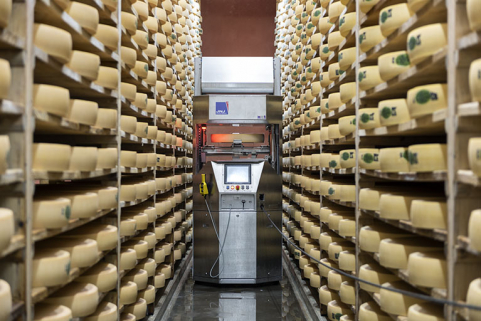 Cave d'affinage : intérieur d'une pièce avec le robot de soins. © Région Bourgogne-Franche-Comté, Inventaire du patrimoine