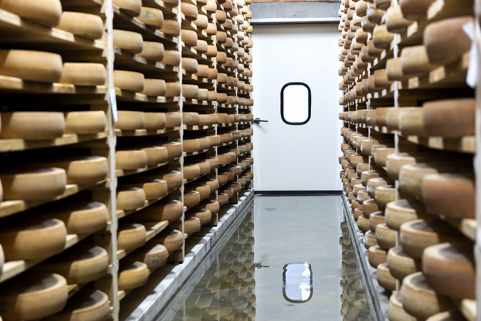 Cave d'affinage : intérieur d'une pièce, porte fermée. © Région Bourgogne-Franche-Comté, Inventaire du patrimoine