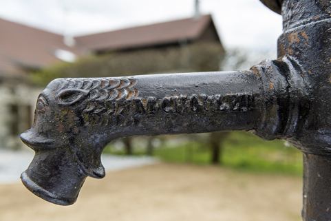 Inscription sur le bec d'écoulement. © Région Bourgogne-Franche-Comté, Inventaire du patrimoine