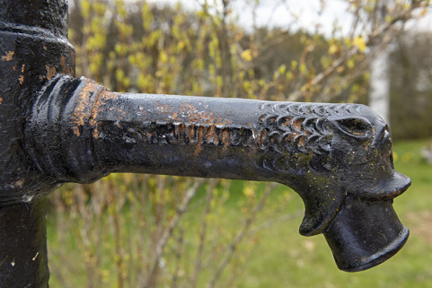 Inscription sur le bec d'écoulement. © Région Bourgogne-Franche-Comté, Inventaire du patrimoine