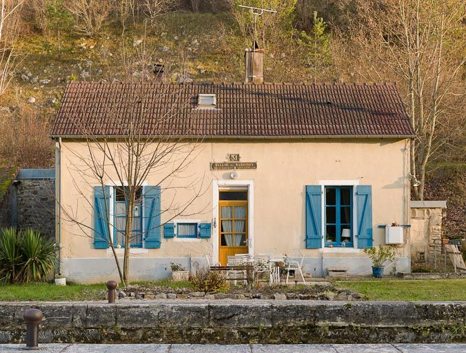 Vue de face de la maison éclusière. © Région Bourgogne-Franche-Comté, Inventaire du patrimoine