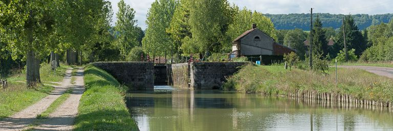 Vue du site d'écluse depuis l'aval. © Région Bourgogne-Franche-Comté, Inventaire du patrimoine
