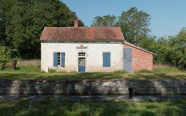Vue de face de la maison éclusière. © Région Bourgogne-Franche-Comté, Inventaire du patrimoine