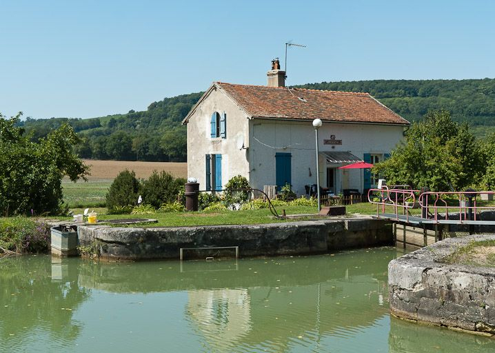 Vue du site d'écluse depuis l'amont. © Région Bourgogne-Franche-Comté, Inventaire du patrimoine