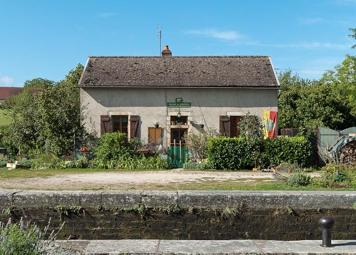Vue de face de la maison éclusière. © Région Bourgogne-Franche-Comté, Inventaire du patrimoine