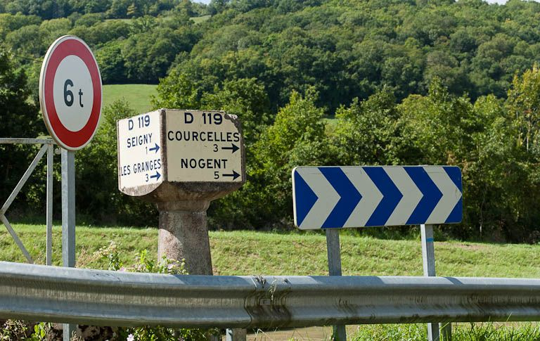 Vue des bornes situées à proximité du pont. © Région Bourgogne-Franche-Comté, Inventaire du patrimoine