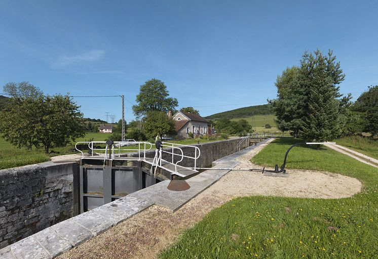 Vue aval du site d'écluse 16. © Région Bourgogne-Franche-Comté, Inventaire du patrimoine