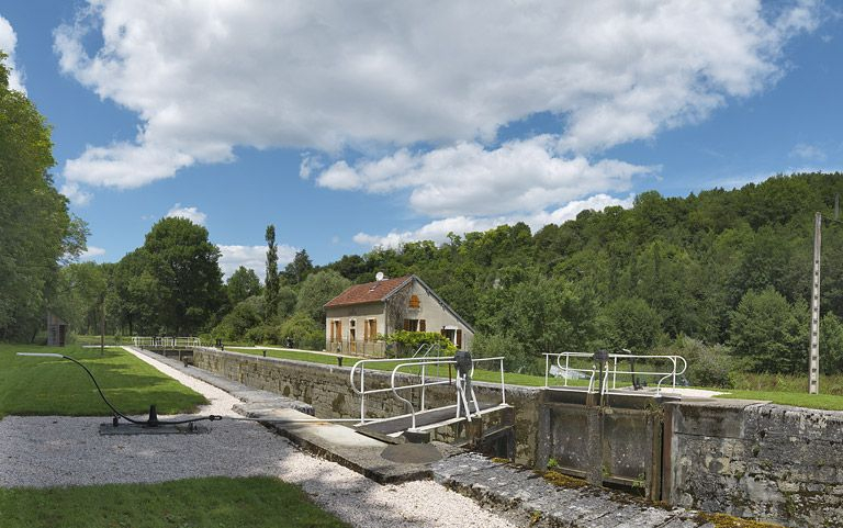 Vue d'aval du site d'écluse 17. © Région Bourgogne-Franche-Comté, Inventaire du patrimoine