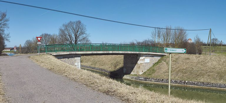 Vue d'ensemble du pont. A l'arrière-plan : Saint-Thibault. © Région Bourgogne-Franche-Comté, Inventaire du patrimoine