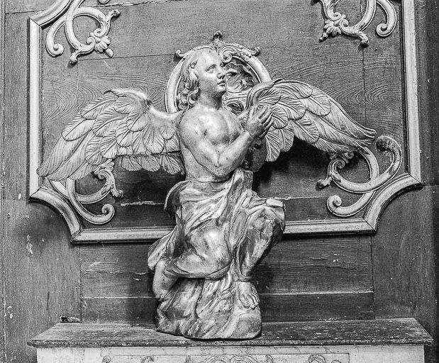 Crédence gauche : ange en prière. © Région Bourgogne-Franche-Comté, Inventaire du patrimoine