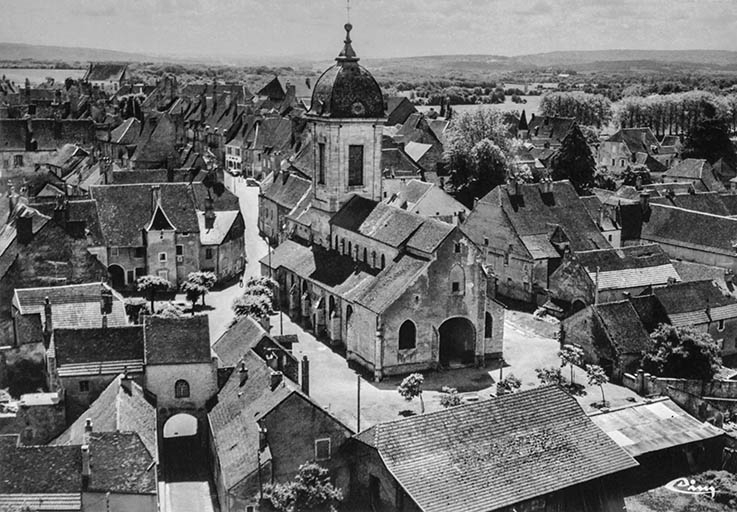 Vue aérienne de la place de l'église. © Région Bourgogne-Franche-Comté, Inventaire du patrimoine