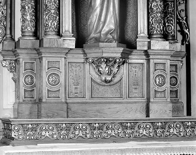 Gradin d'autel et soubassement du retable. © Région Bourgogne-Franche-Comté, Inventaire du patrimoine