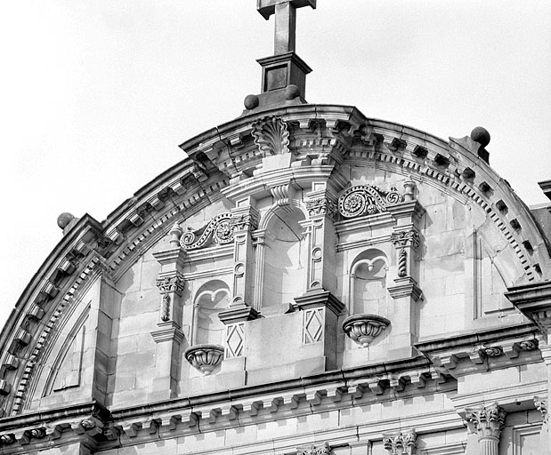 Façade principale, fronton. © Région Bourgogne-Franche-Comté, Inventaire du patrimoine
