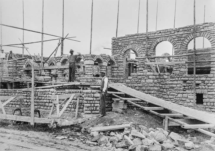 Travaux de construction de la galerie reliant l'église au presbytère. © Région Bourgogne-Franche-Comté, Inventaire du patrimoine
