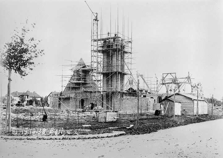Travaux de construction de l'église, façade ouest. © Région Bourgogne-Franche-Comté, Inventaire du patrimoine