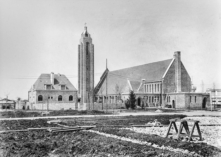 Travaux de construction de l'église, vue du sud-est. © Région Bourgogne-Franche-Comté, Inventaire du patrimoine