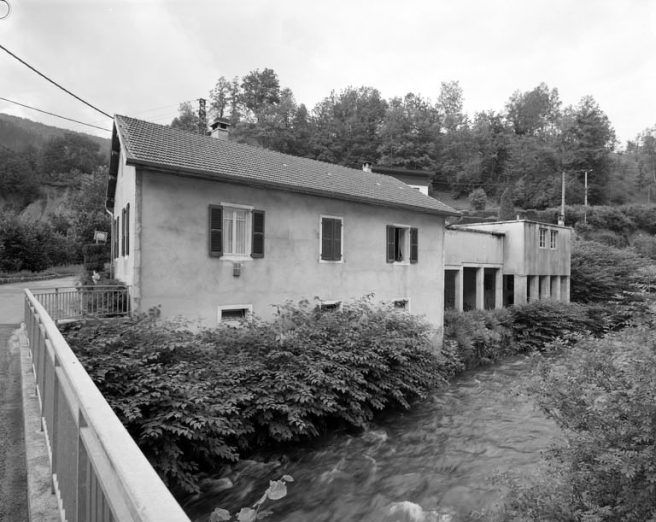 Façade sur l'Abîme de la maison et des remises à automobile. © Région Bourgogne-Franche-Comté, Inventaire du patrimoine