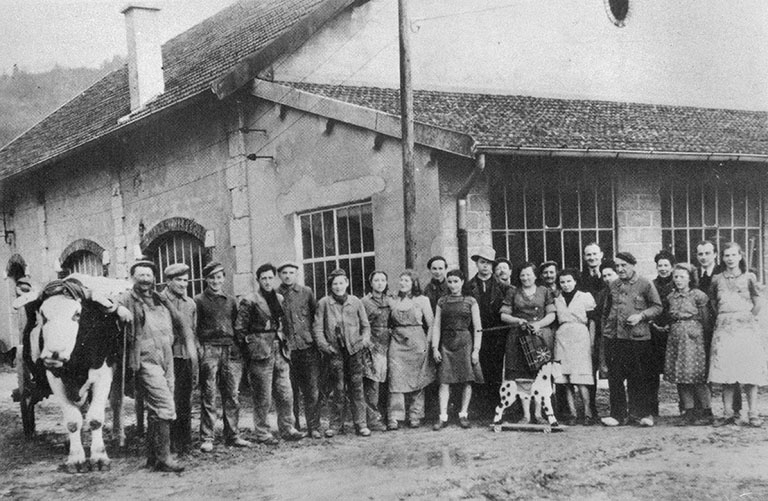Le personnel devant l'usine. © Région Bourgogne-Franche-Comté, Inventaire du patrimoine