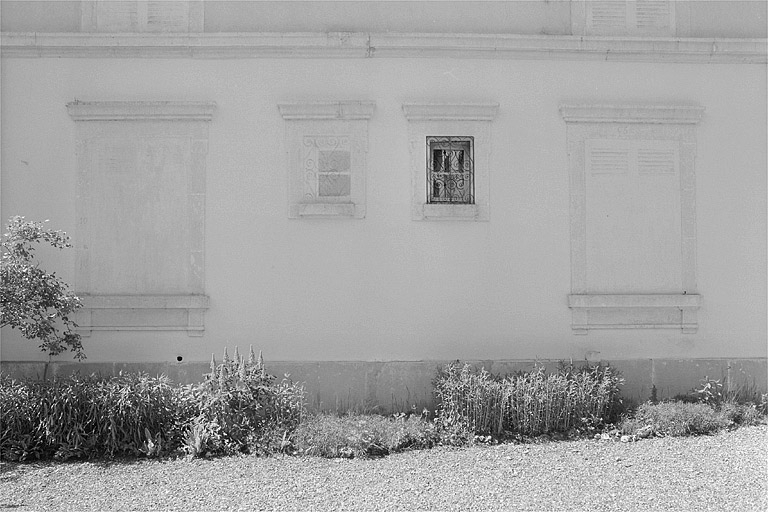 Fenêtres peintes en trompe-l'oeil sur la face gauche de la demeure. © Région Bourgogne-Franche-Comté, Inventaire du patrimoine