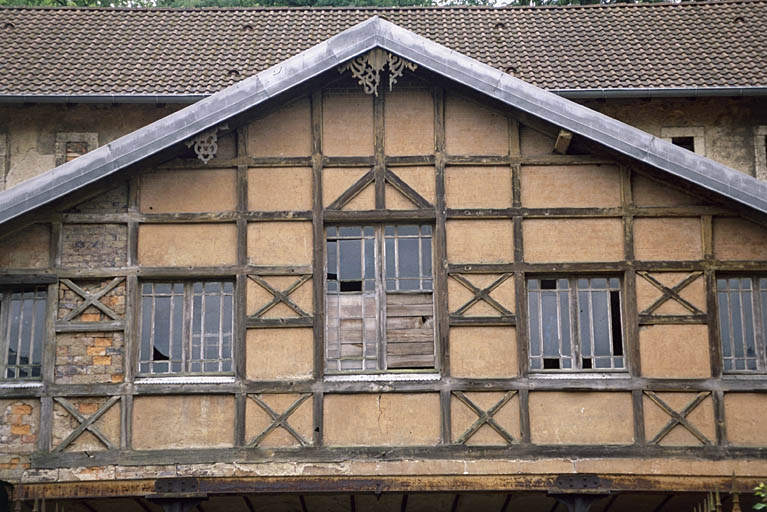 Détail du pignon de l'écurie. © Région Bourgogne-Franche-Comté, Inventaire du patrimoine