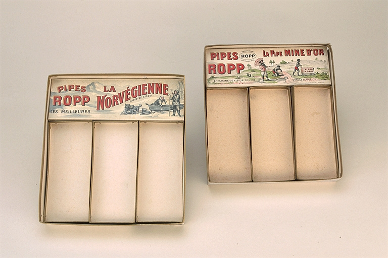 Boîtes de présentation de pipes La Norvégienne et Mine d'Or. © Région Bourgogne-Franche-Comté, Inventaire du patrimoine