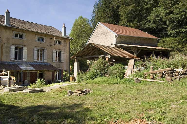 Façade postérieure, avec l'emplacement du châssis de scie. © Région Bourgogne-Franche-Comté, Inventaire du patrimoine